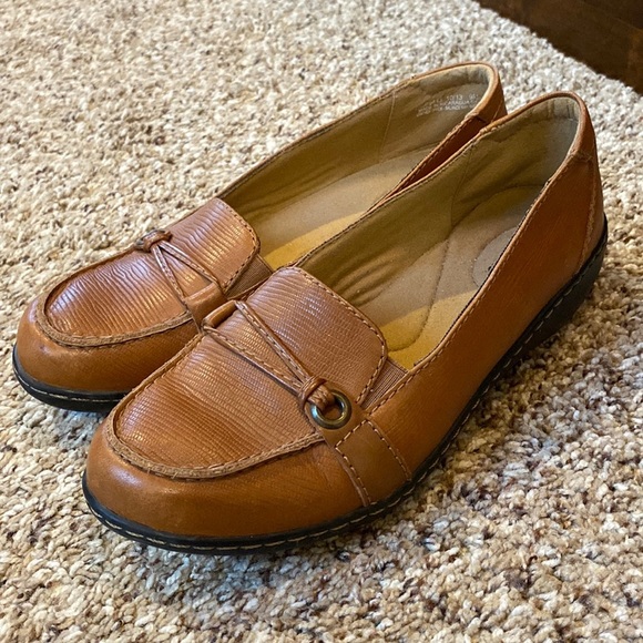 Clarks Shoes - Womens Clark’s Slip on Loafers Size 9 Browns
